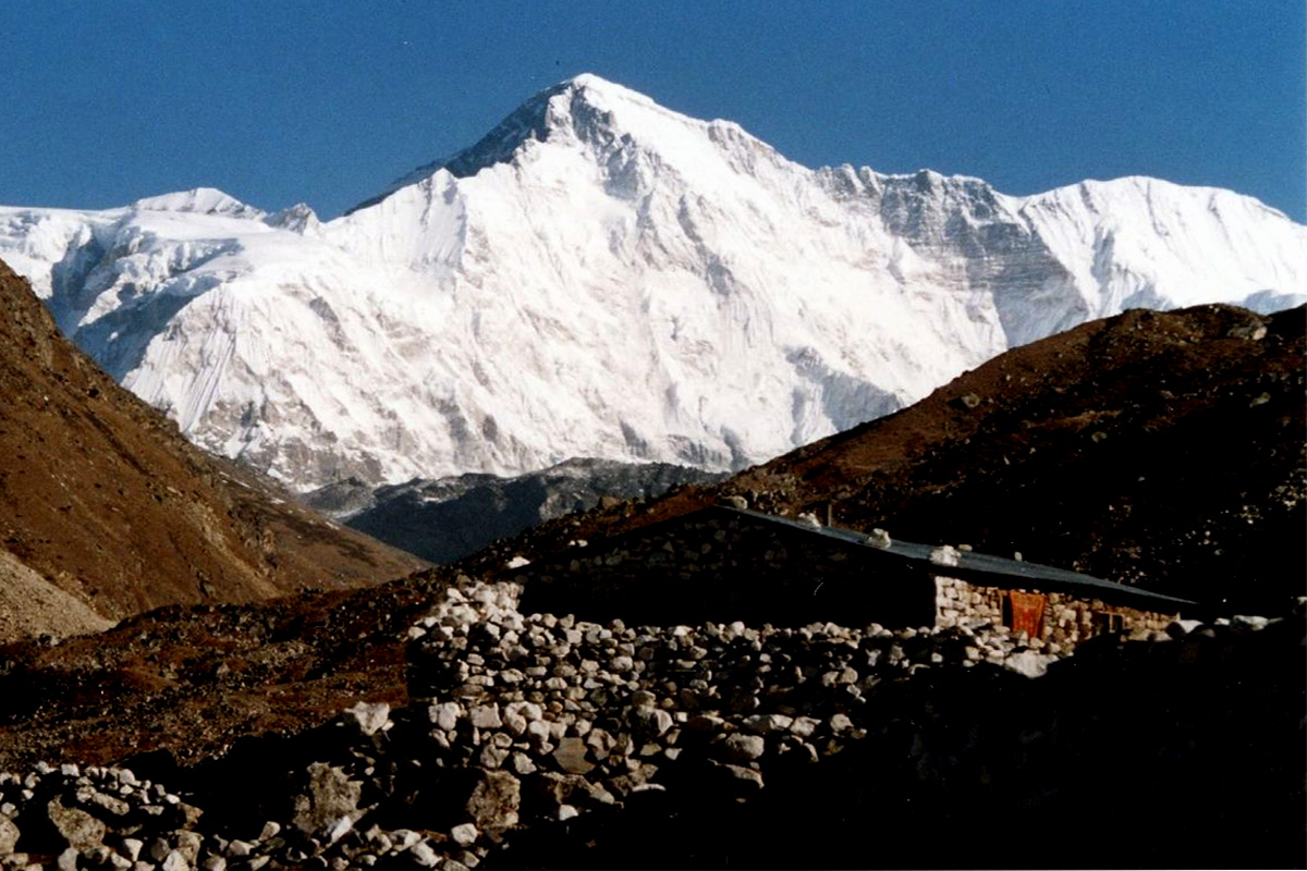 चोयु हिमालमाआरोहण मार्ग निर्माण गर्दै नेपाली गाइड